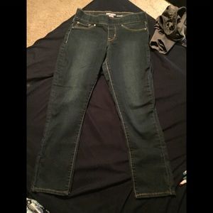 Levi stretch waste band capris